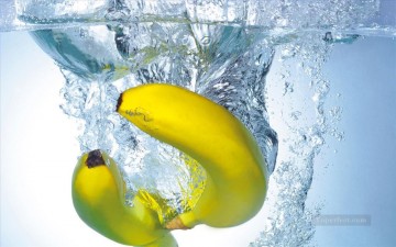 Naturaleza muerta Painting - plátanos en agua realistas